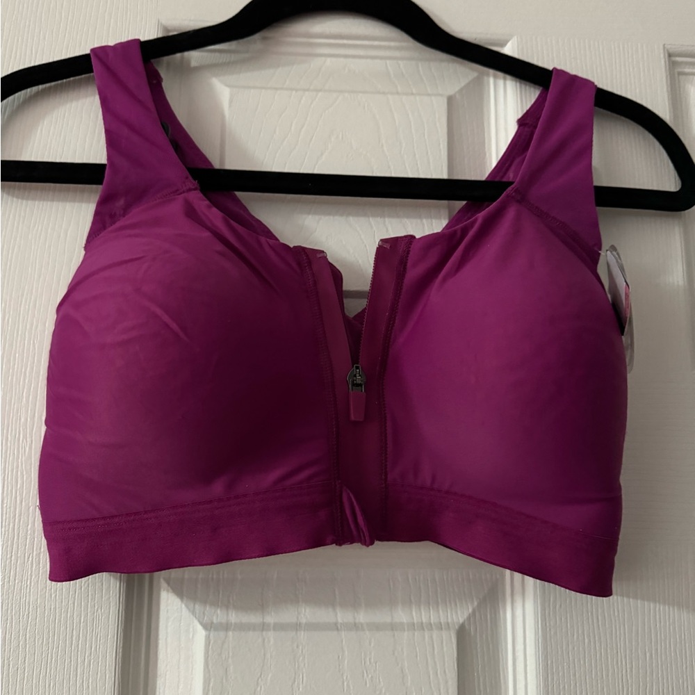 Ladies cross-cross in back sports bra